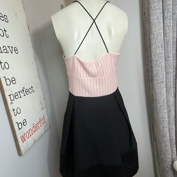 Twilight Simon’s blush and black color block halter box pleat dress - Picture 6 of 10
